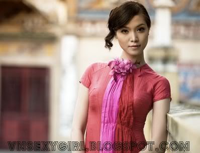 [Photo] Miss Thuy Dung in Ao Dai